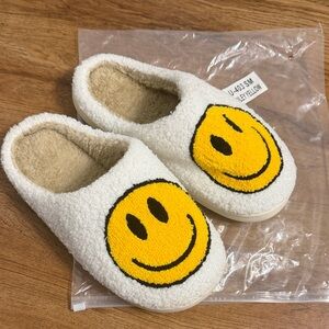 Womens S/M Cozy White Slippers with Yellow Smiley Face NWT